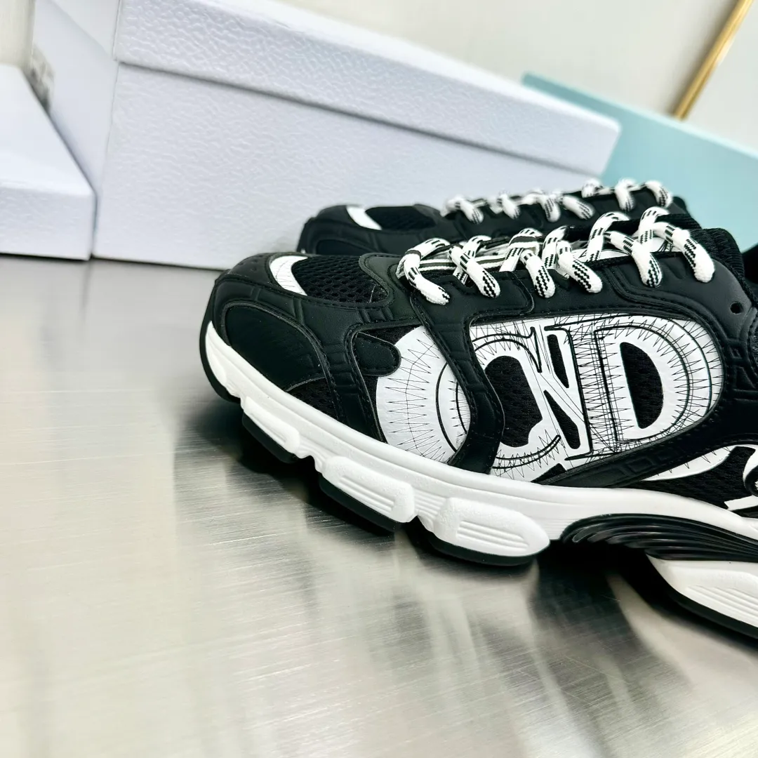 👟👟Ex-factory price 560👟👟 Dior Casual Sports Shoes Dad Shoes This new Dior Chrono sports shoe autumn ready-to-wear series reinterprets running shoes with Dior's high-end style. White and black mesh fabric with leather-effect panels, CD logo on the sides, star patch on the tongue and Dior logo on the heel, many details highlight the style. Using two-color laces, lightweight soles with star decoration, it can create a casual look all year round ▪️Size: 35-40